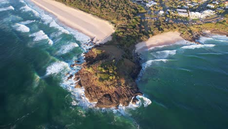 Vista-Aérea-De-La-Playa-De-Maggies,-El-Promontorio-De-Norries,-La-Playa-De-Cabarita-Y-La-Cala-De-Norries-En-Nueva-Gales-Del-Sur,-Australia.