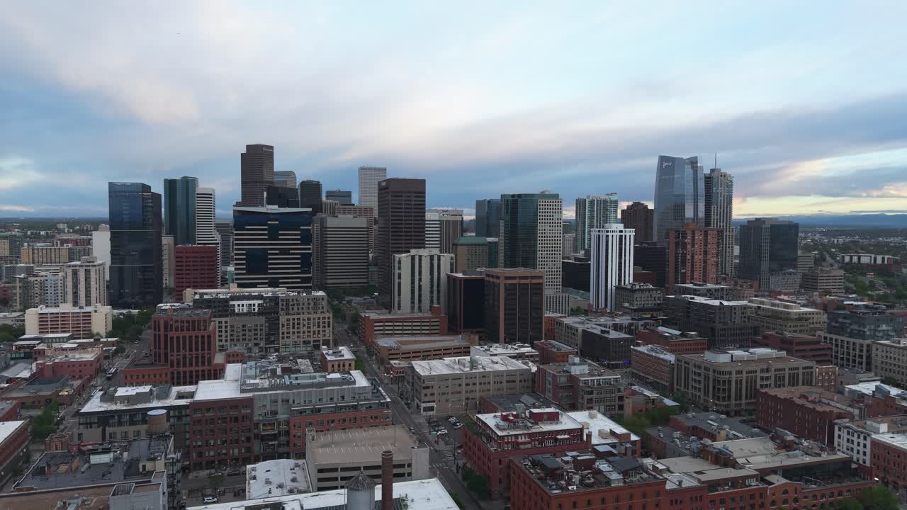 Ripresa aerea ascendente di fronte al centro di Denver, tramonto in Colorado, Stati Uniti