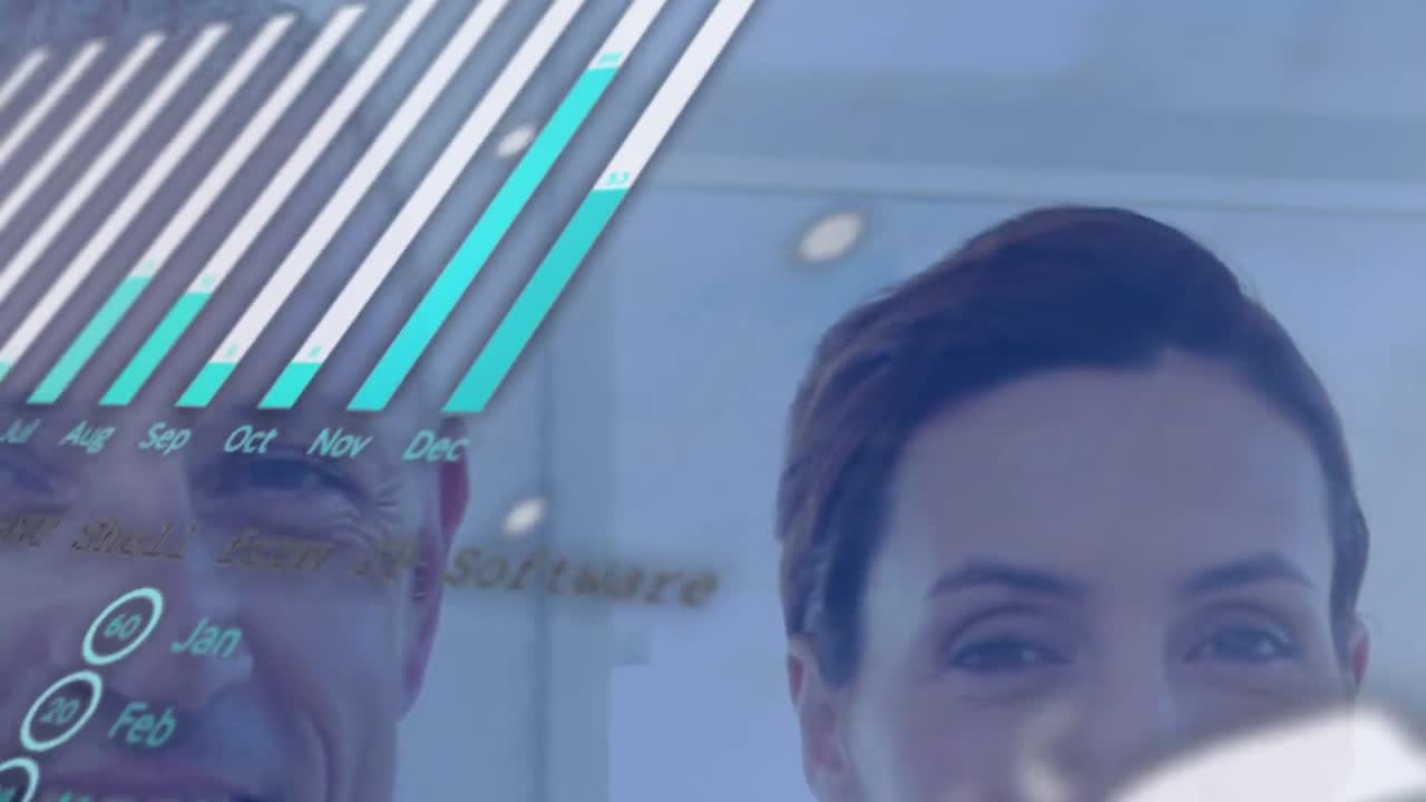 animación del procesamiento de datos sobre los médicos caucásicos sonriendo