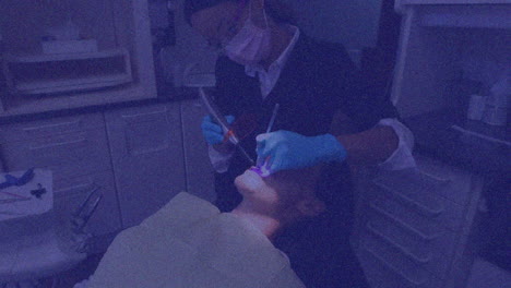 animación del patrón y el tinte púrpura sobre el paciente en la silla del dentista y la dentista femenina.