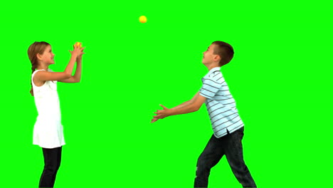 Geschwister-Spielen-Mit-Tennisbällen-Auf-Greenscreen