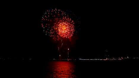fuegos artificiales sobre el mar en barcelona.