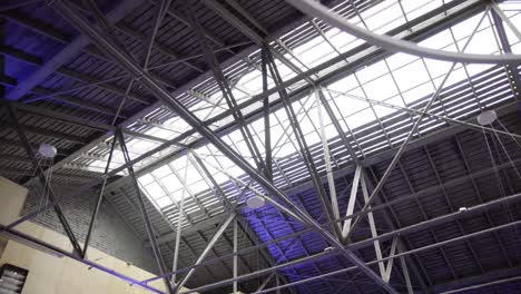 techo industrial moderno con luz de evento durante el día nublado y vidrio en el techo filmado en gimbal con efecto de paralaje en 4k