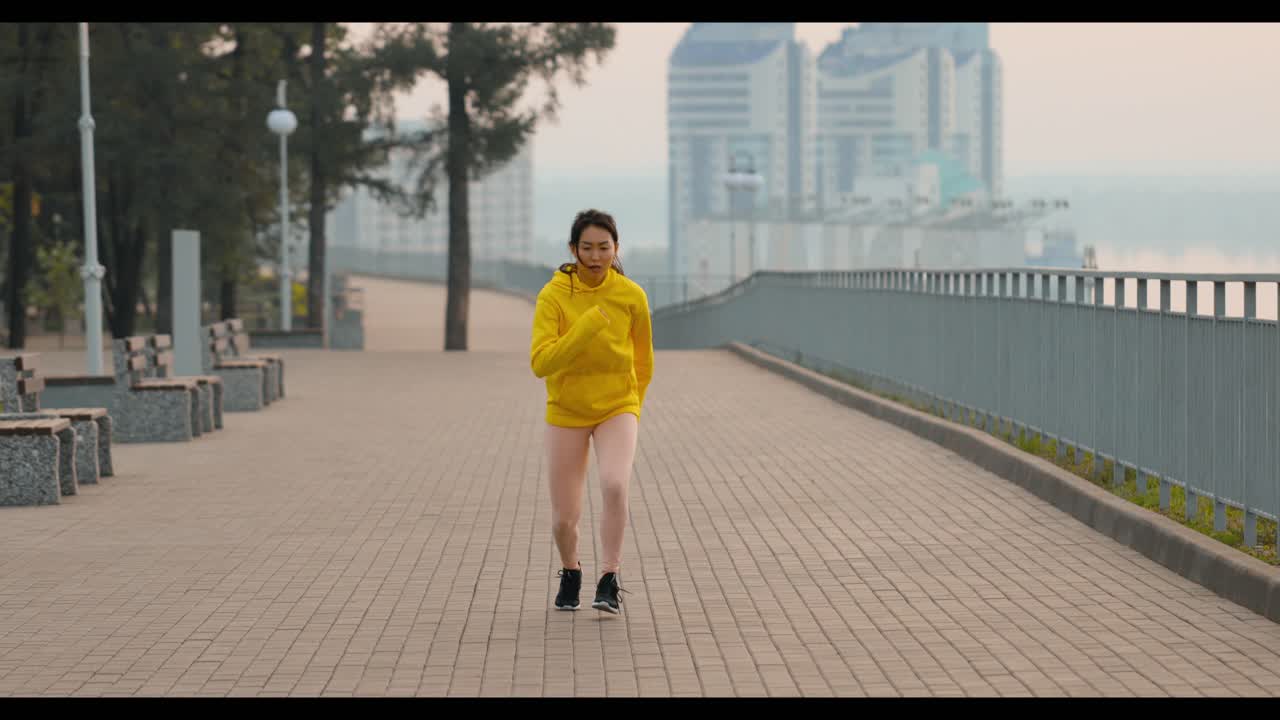 공원에서 달리는 여자