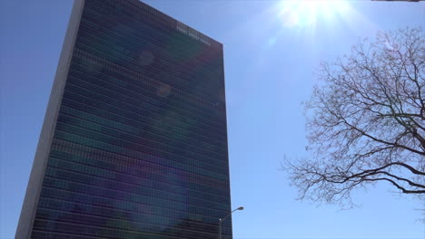 día exterior de un edificio con árbol y sol
