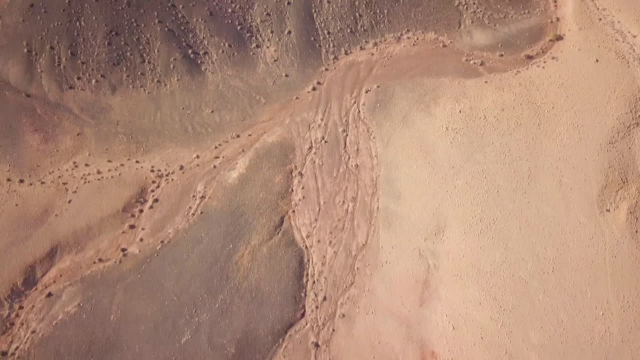 paisaje de fantasía: toma de arriba hacia abajo del cráter mitzpe ramon 03