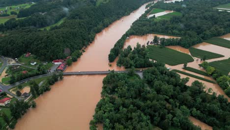 Schreckliche-4K-Drohnenaufnahmen-Aus-Der-Luft-Von-überfluteten-Dörfern-In-Podravje,-Slowenien,-Im-August