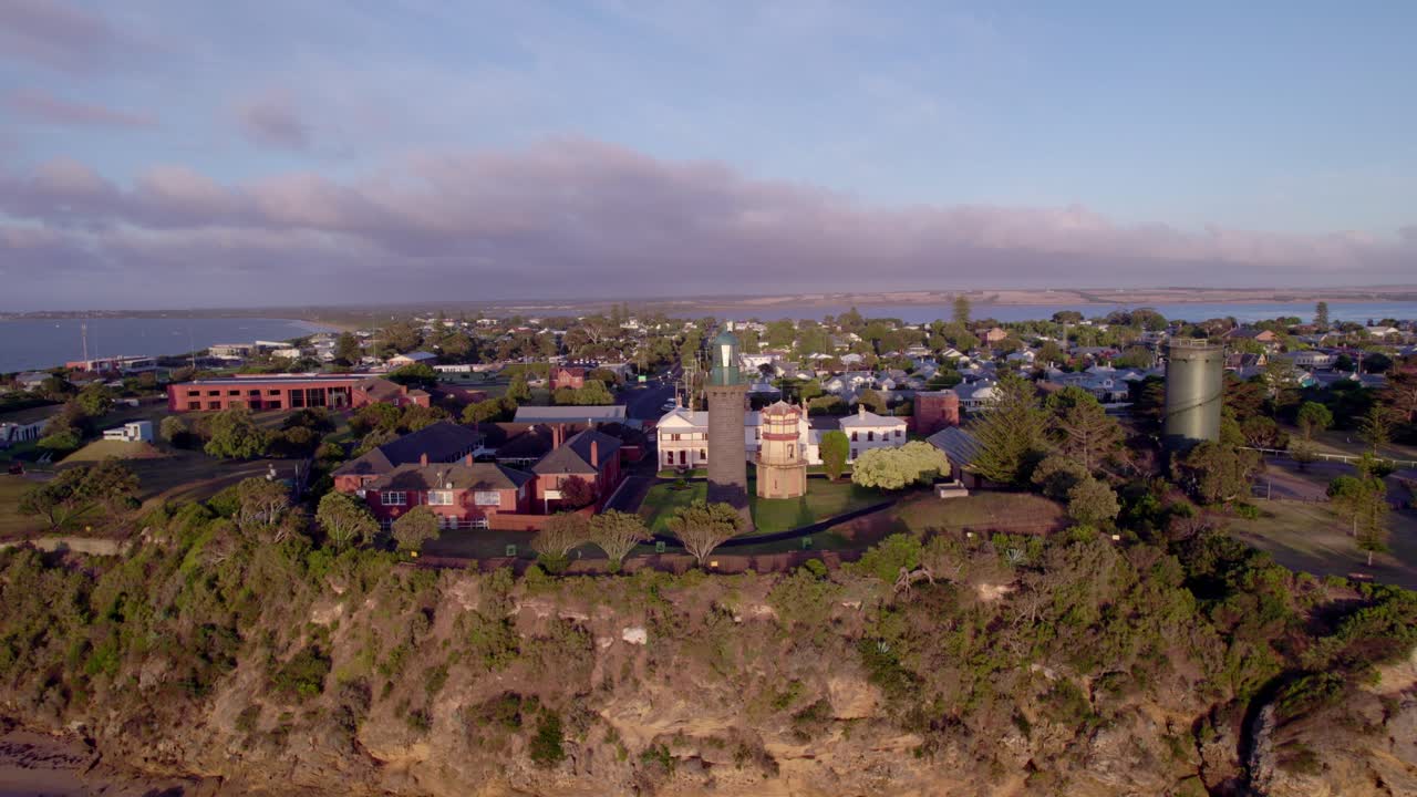 Inledande flygbild av Queenscliffs historiska fort en solig dag i Australien.