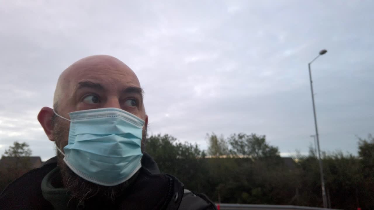 hombre en el lugar de trabajo con uniforme y máscara facial ppe contra el virus de la corona mirando a su alrededor