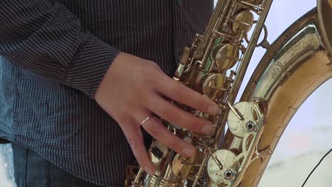 el saxofonista toca el saxofón en cámara lenta