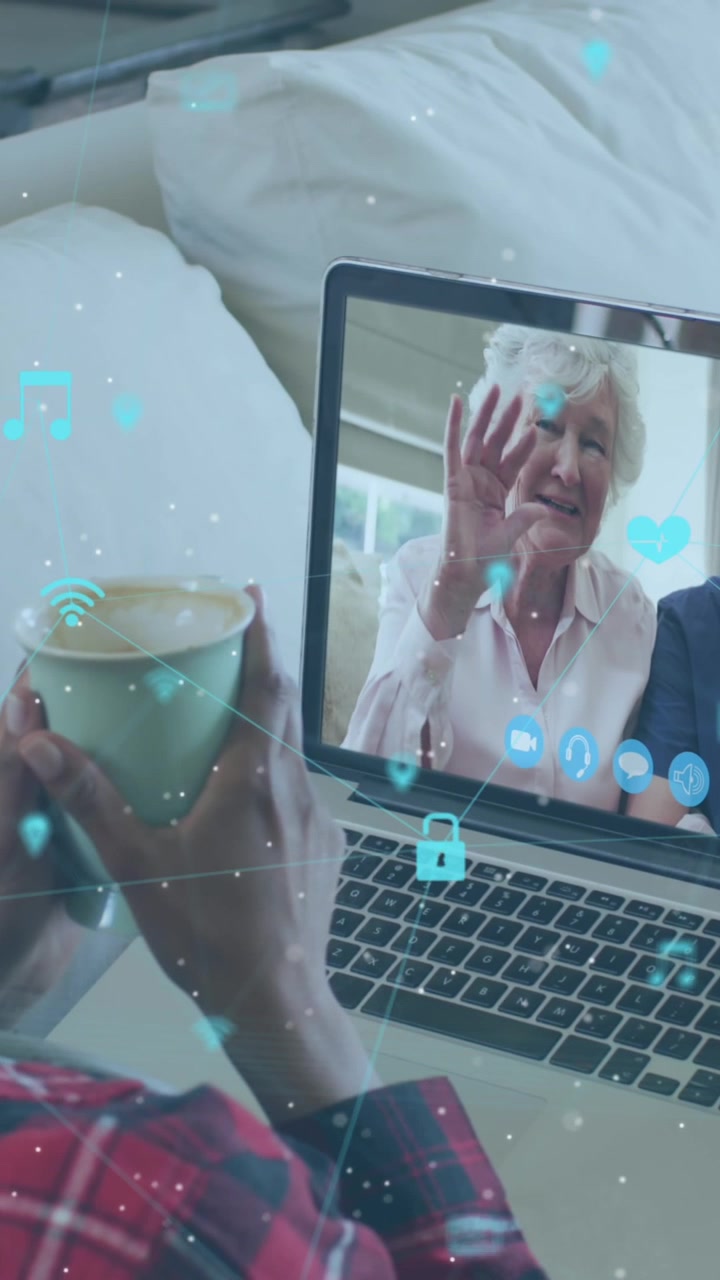 Animazione di una rete di connessioni con icone su una coppia anziana caucasica in videochiamata da laptop