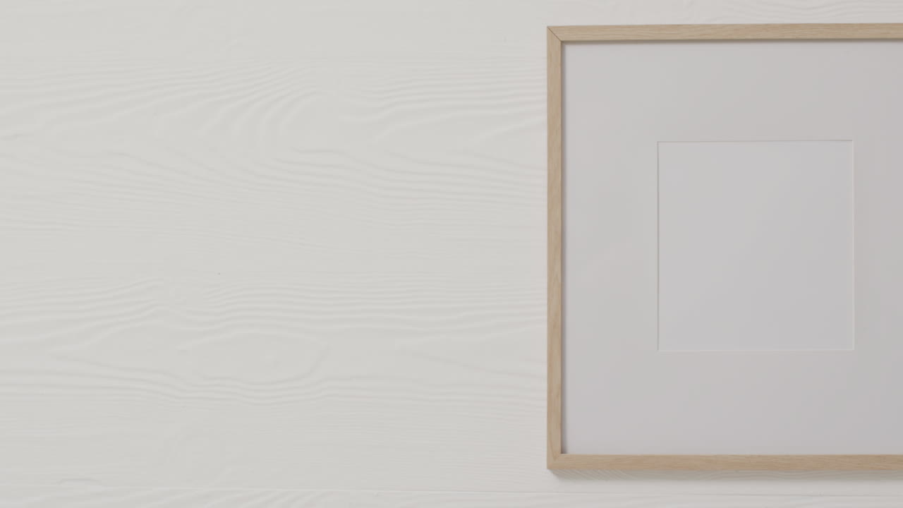 ⁇ 색 배경 과  ⁇ 색 벽 을 가진 복사 공간 을 가진 나무 프레임