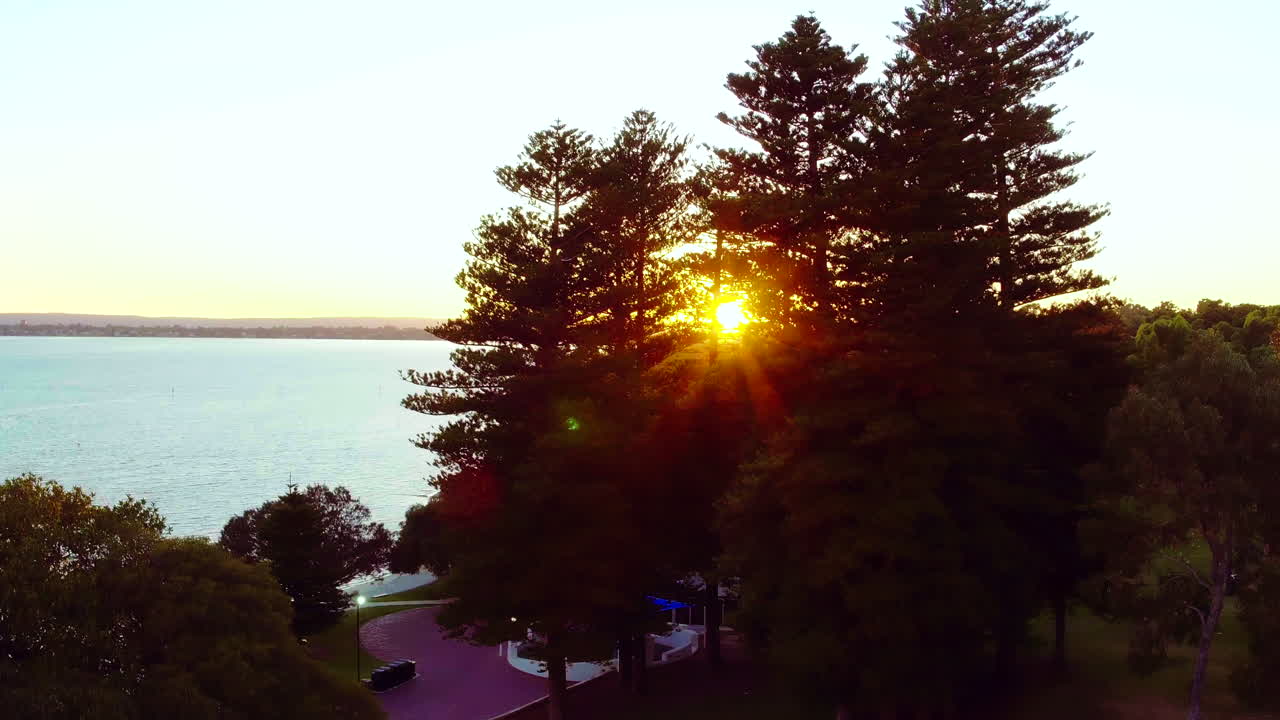 여름에 포인트 월터 해변의 놀라운 드론 영상, 빛 하늘과 크리스탈 물을 보여줍니다.