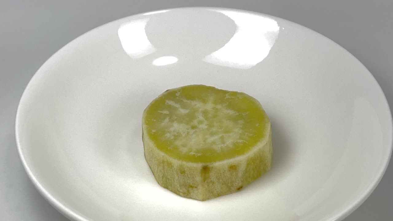 둥근 조각으로 잘라진 달한 감자