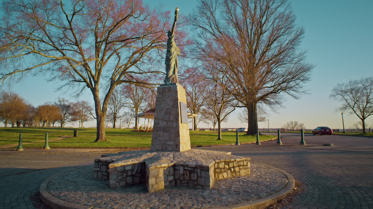Gimbal shot of a Statue of LIberty replica
