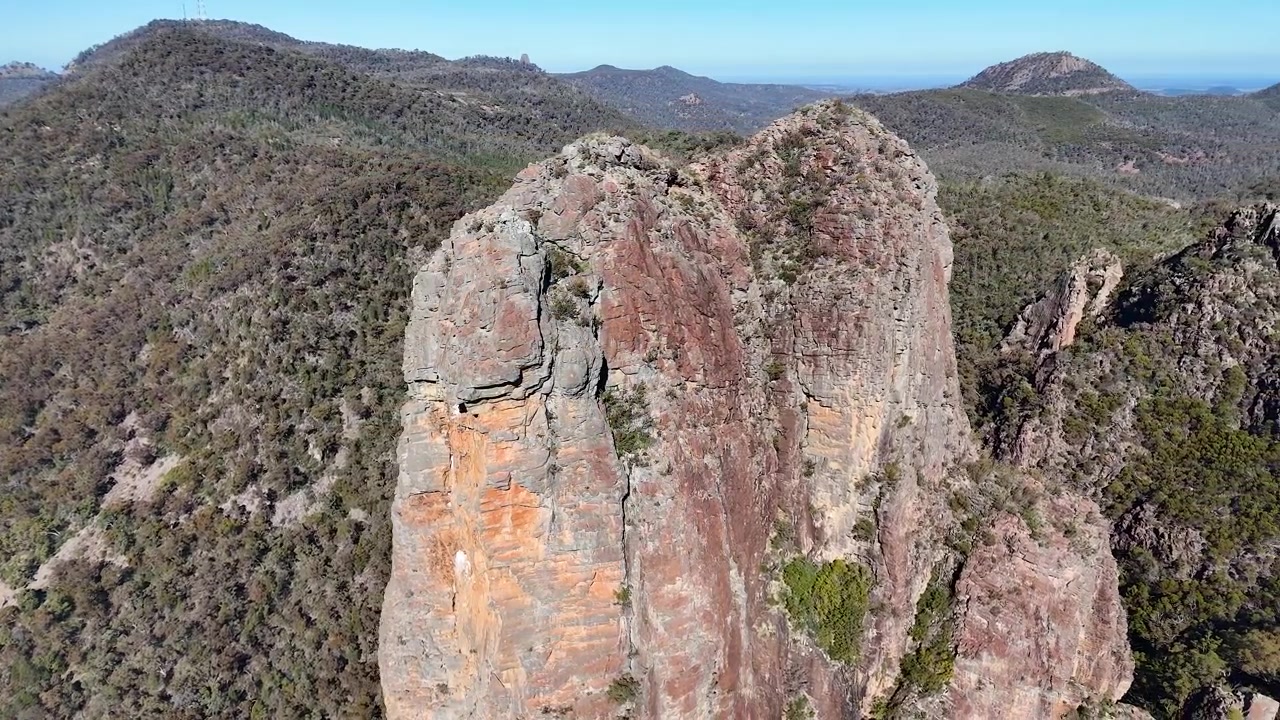 Luftfoto med drone av fjellformasjonen Breadknife i Warrumbungle nasjonalpark, Australia