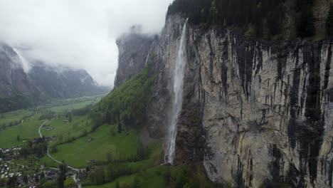 catarata de lauterbrunnen en las montañas suizas, estableciendo un paisaje aéreo