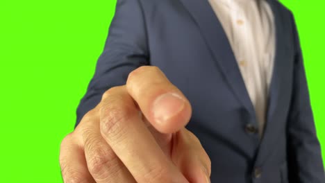hombre de negocios toque la pantalla en el fondo verde con el canal alfa