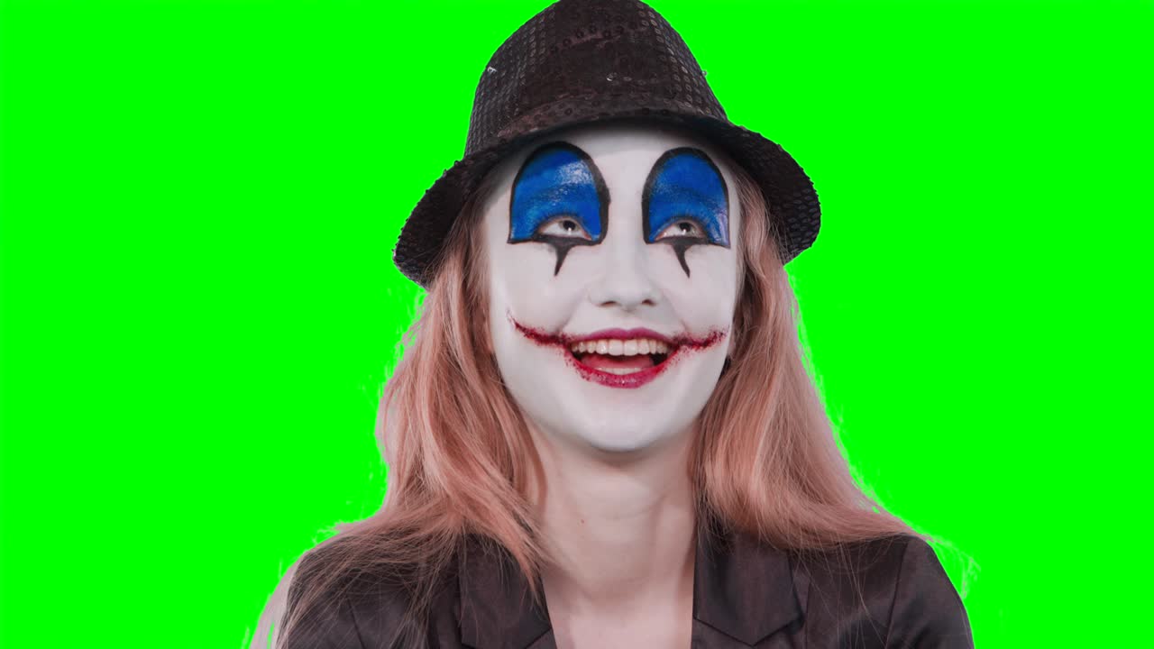 la chica payaso mirando a la cámara.