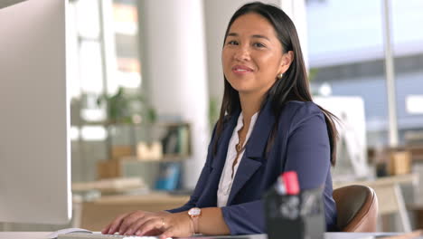 Cara,-Mujer-Feliz-Y-Escribiendo-En-La-Computadora-En-La-Oficina