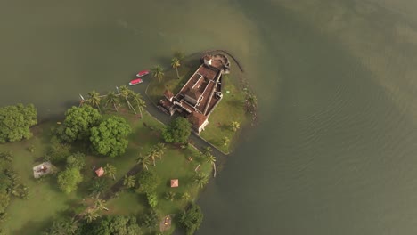 vista desde arriba del castillo medieval de san felipe de lara en río dulce, desde el aire