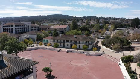 Low-push-in-aerial-shot-of-the-historic-1800s-Pacific-House-in-Monterey,-California