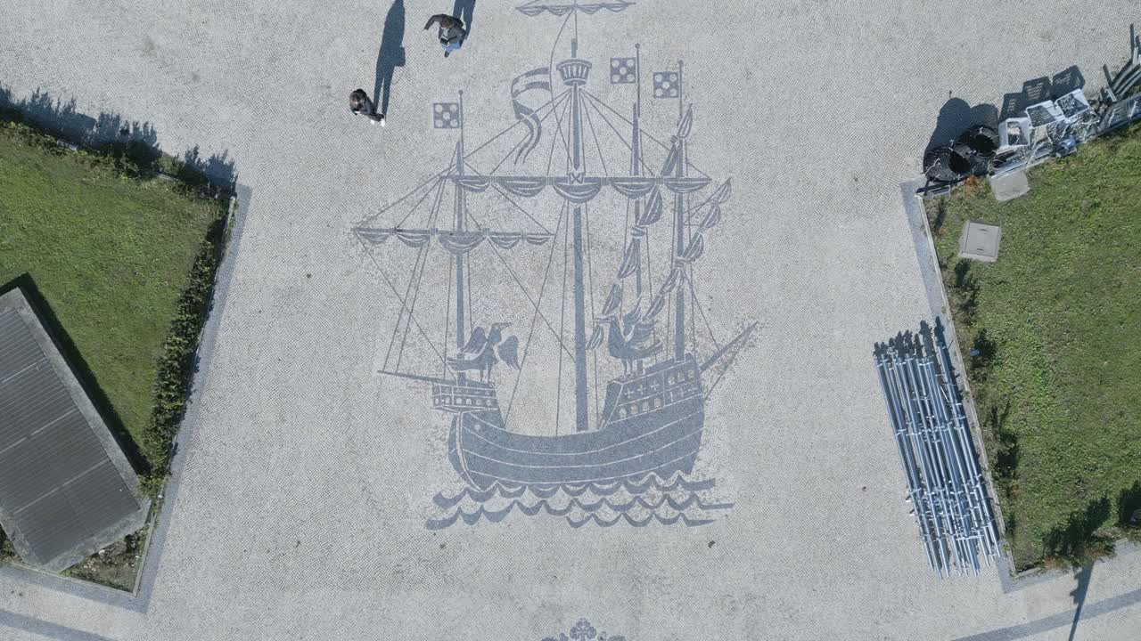 발견의 시대를 대표하는 역사적인 층의 넓은 바다에서 항해하는 오래된 포르투갈 카 라벨