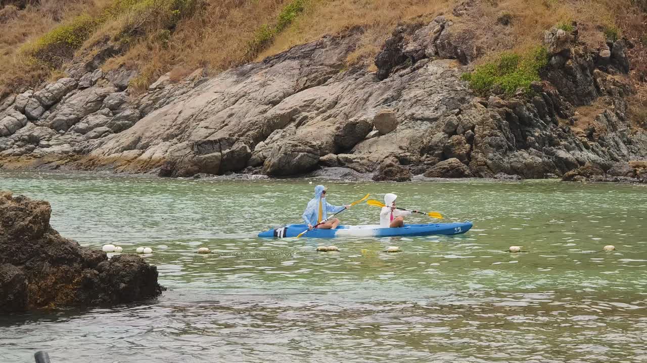 пара катается на байдарках в тропических водах