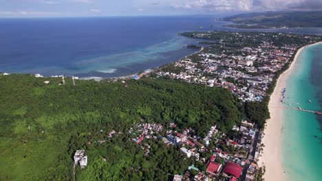 Boracay-Beach-Auf-Den-Philippinen,-Aufgenommen-Von-Einer-Drohne,-Die-Den-Wunderschönen-Weißen-Sandstrand-Und-Die-Menschen-Einfängt,-Die-Das-Paradies-Genießen