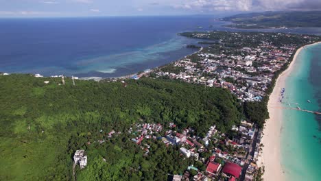 la playa de boracay en filipinas filmada desde un avión no tripulado capturando la hermosa playa de arena blanca y la gente disfrutando del paraíso