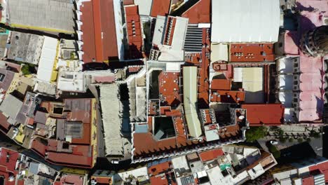 drone asciende sobre la universidad de guanajuato