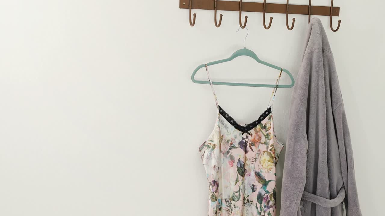 목욕옷과 야간복이 4k 갈고리에 매달려 있습니다.