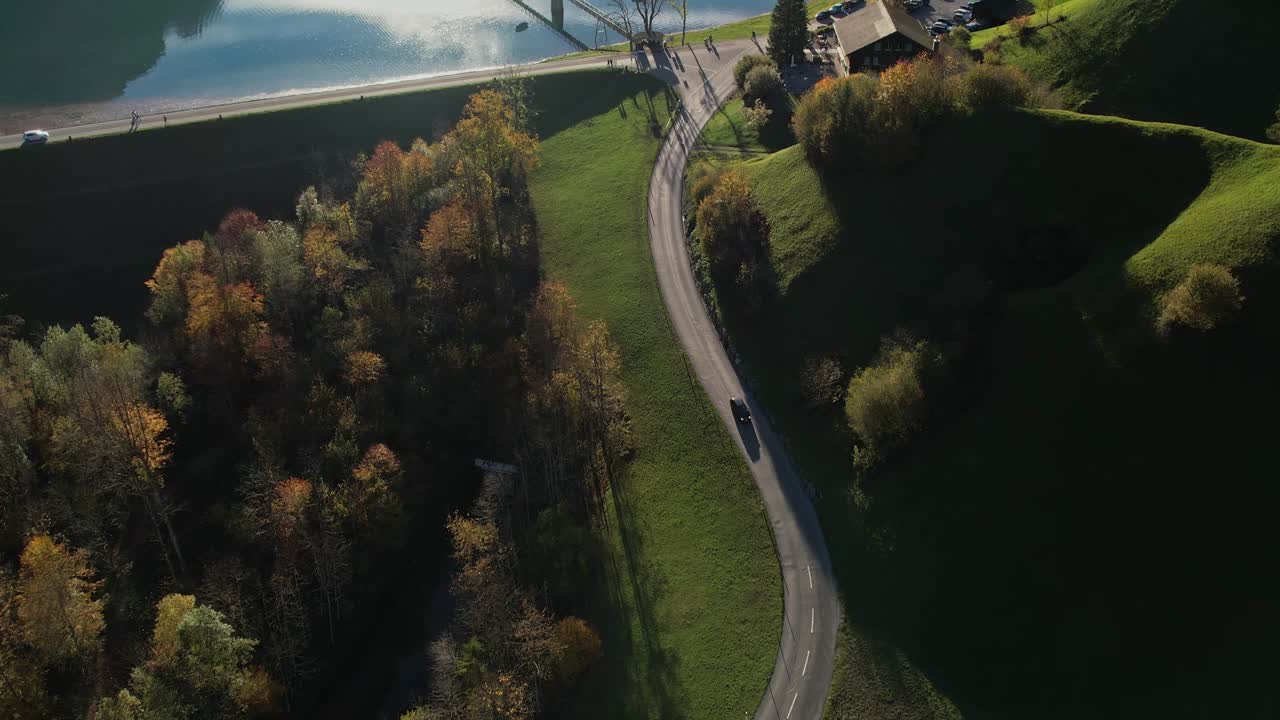 Droneudsigt over smukke Klontaler sø i Schweiz, opadgående panorering der afslører