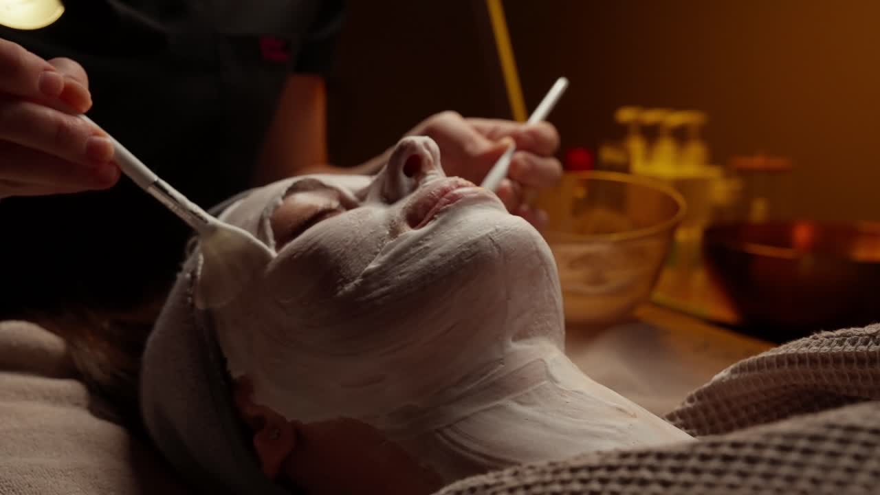 Mulher Recebendo um Relaxante Tratamento de Máscara Facial em um Spa