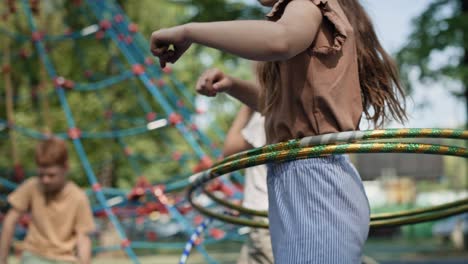 Kaukasisches-Mädchen,-Das-Auf-Dem-Spielplatz-Mit-Plastikhopfen-Spielt.