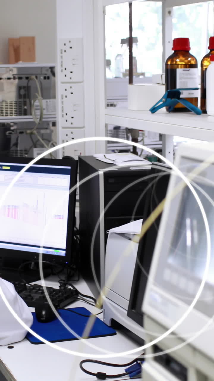 animación de círculos que giran sobre un científico masculino usando una computadora