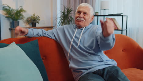 feliz tranquilo hombre mayor sonriendo soñando descansando, relajándose, buenas noticias, sentirse satisfecho en el sofá de casa