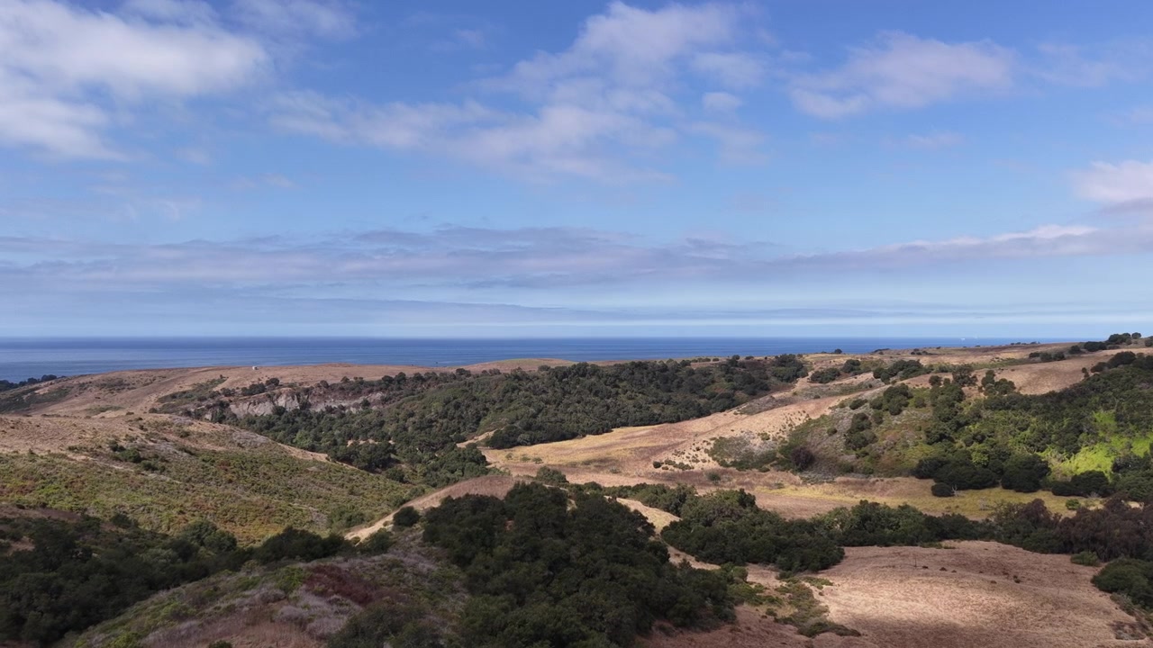 Condado de Santa Bárbara, Goleta CA. Voo de drone sobre terreno deslumbrante.