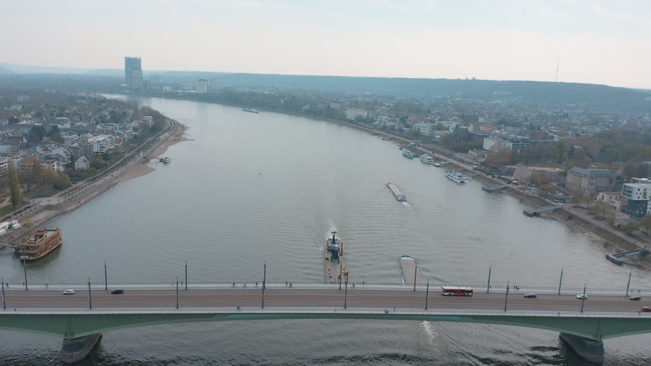 드론 - 본 케네디뷔케 케네디 브리지 선박과 라인 강 25p가 있는 포스트 타워의 파노라마 공중 촬영