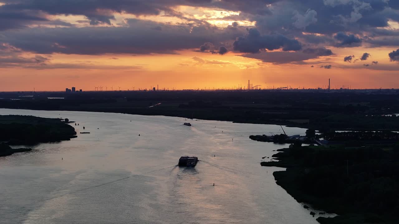 아름다운 황금 시간 하늘을 이상적인 강 물과 그 너머의 도시