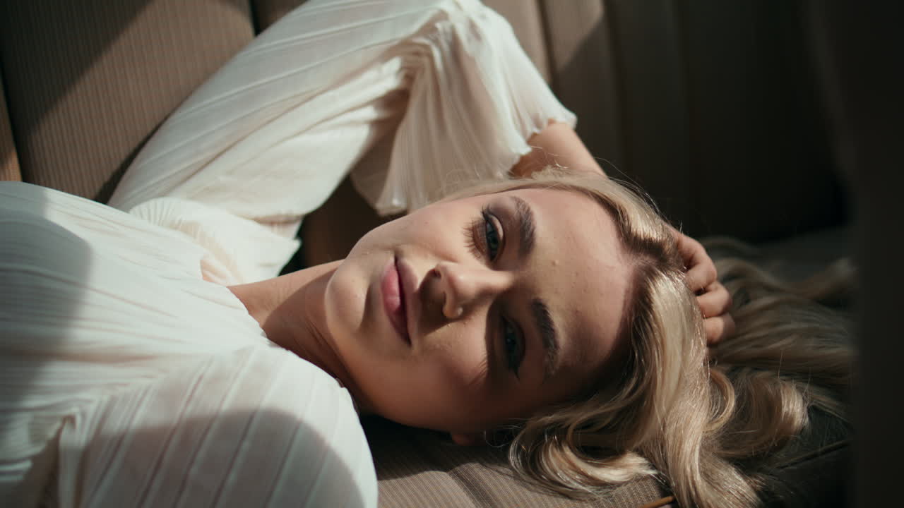 색 드레스 를 입은 여자 가 빈티지 자동차 에서 휴식을 취하고 있다