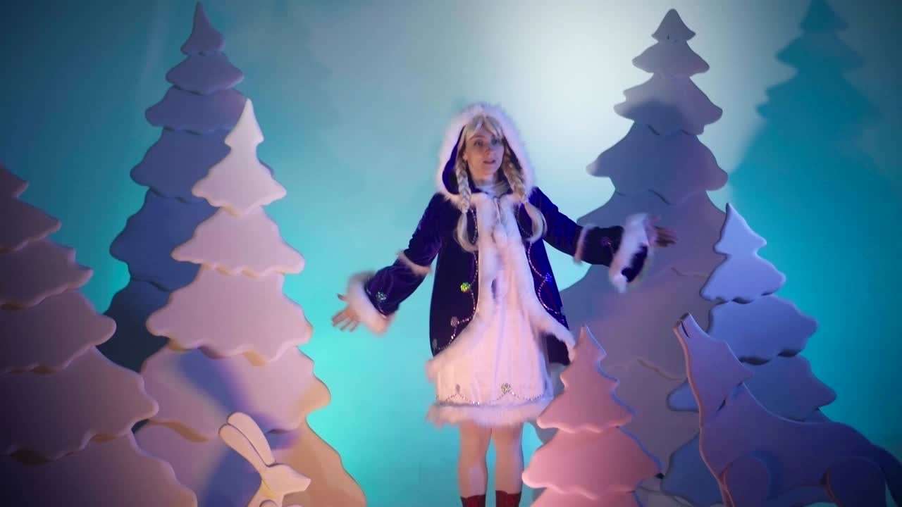 снежная дева в поисках санта-клауса в сказочном лесу