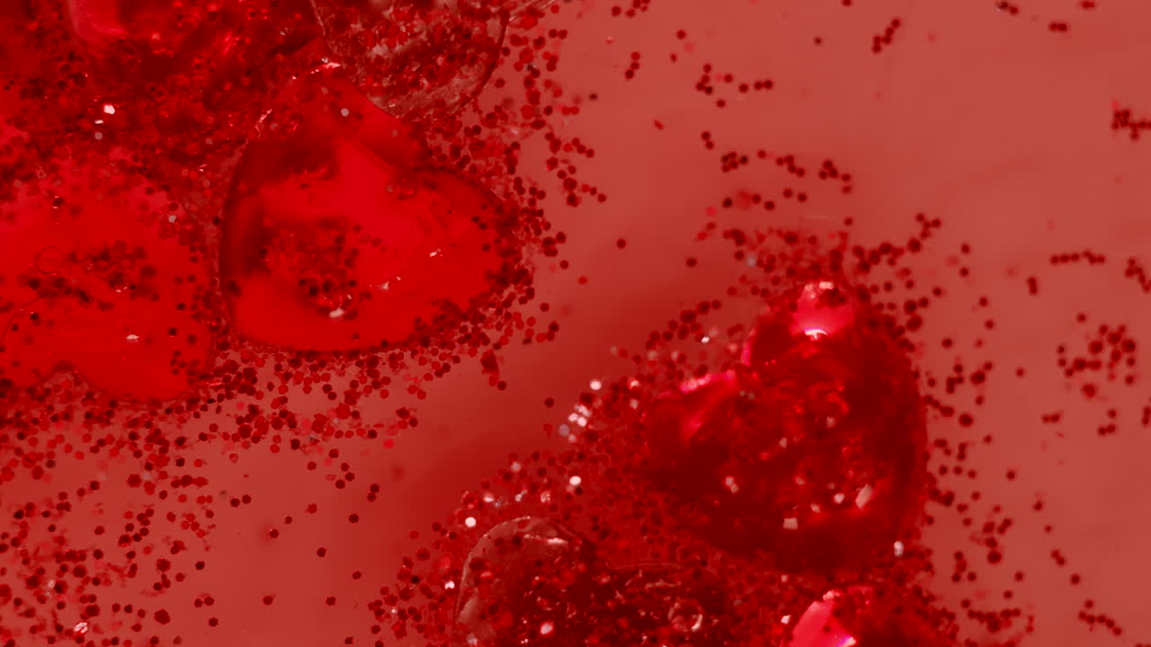 작은 반짝임이 있는 흰색 욕조에 떠 있는 붉은 하트 - 이번 발렌타인 시즌에 낭만적인 놀라움 - 클로즈업 샷