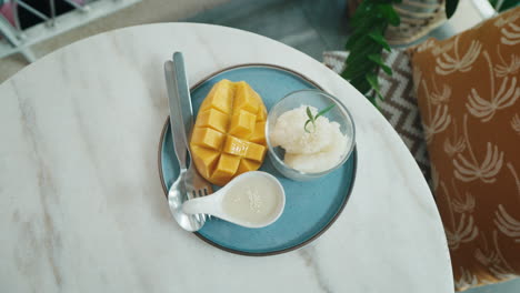 postre de arroz pegajoso de mango
