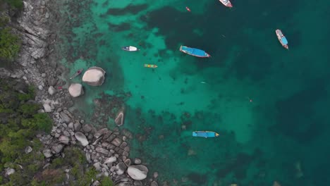 Luftaufnahme-Von-Geparkten-Booten-An-Der-Rock-Bay,-Koh-Tao,-Thailand-1