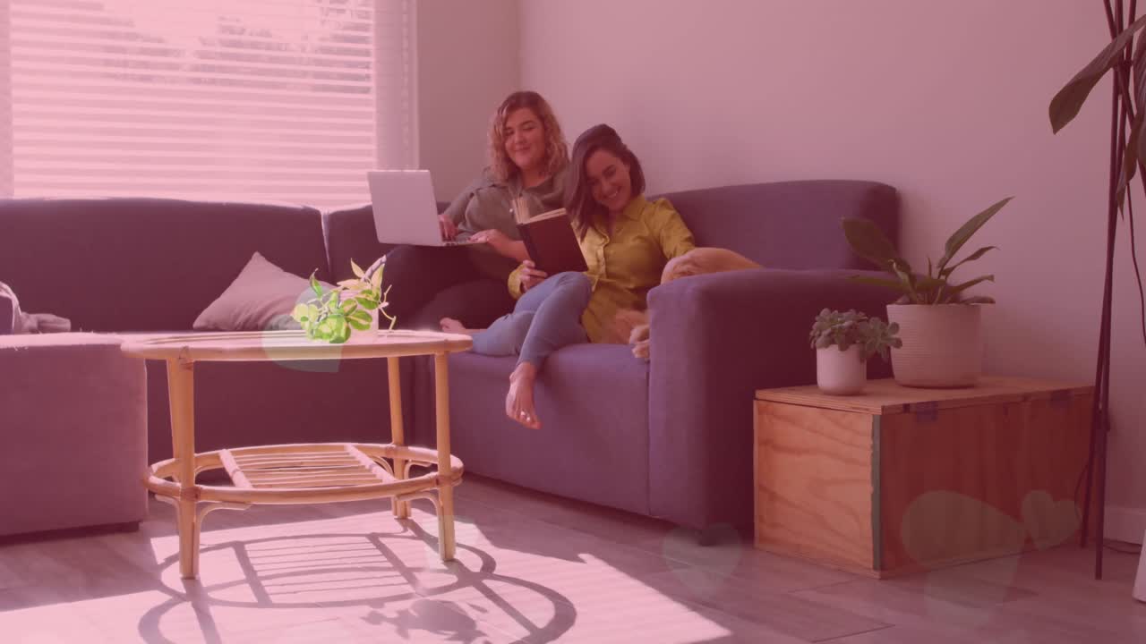 행복한 백인 레즈비언 커플이 집에서 소파에 앉아 있는 심장의 애니메이션