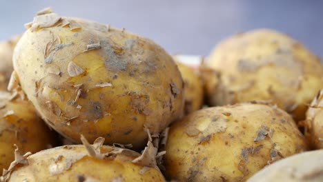 primer plano de patatas sin pelar
