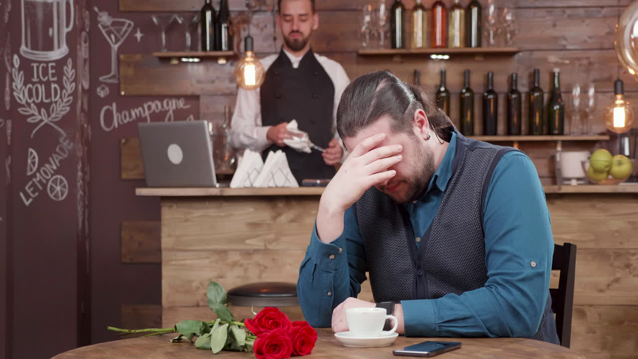 Restaurant med røde roser og en kop kaffe