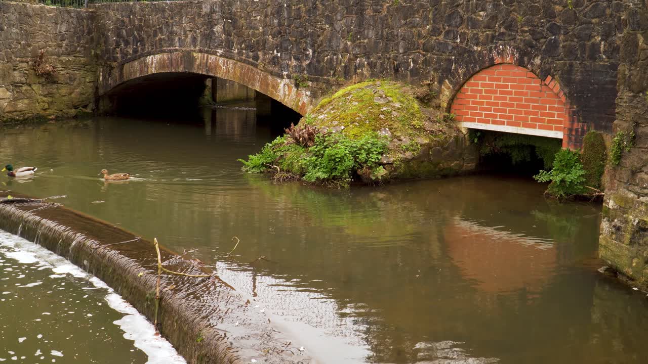 puente de piedra peatonal antiguo de 4k sobre un afluente del tono del río en taunton somerset