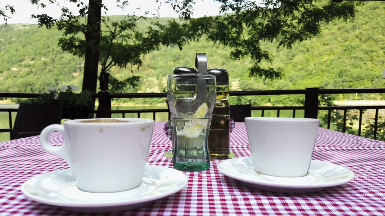 아름다운 산과 호수 전망 에 있는 탁구 위의 커피